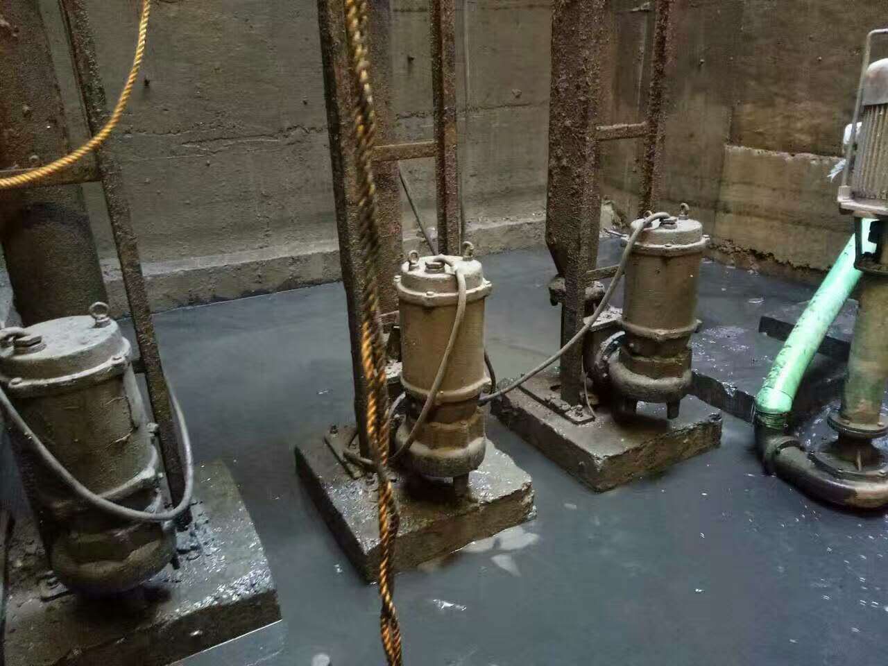 平乐污水池清理