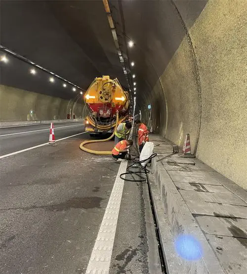 平乐隧道排水渠清淤